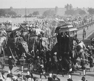 The Main Procession beginning their turn around the Jumma Masjid
